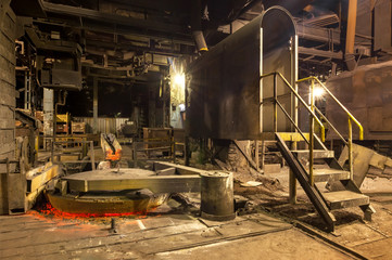 Closed lid fuel furnace of mine type for remelting cast iron - blast cupola.