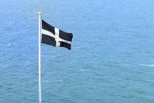 Cornish independence flag flying over the blue ocean