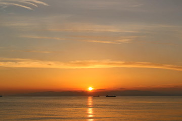 朱色の夕陽が沈むころ　When the vermilion sunset sinks.