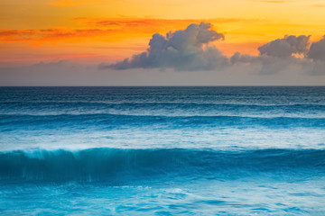 Obraz premium Big wave of Indian ocean at sunset