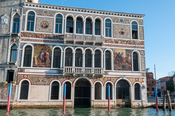 Fototapeta na wymiar Grand canal and beautiful venetian buildings along bothside, Venice, Italy.