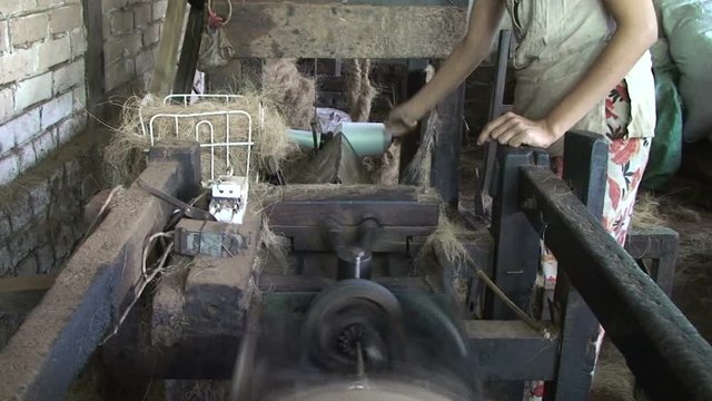 Pathein, Making rope from coconut fiber