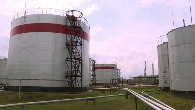 Tanks for oil storage.Storage of flammable substances at the plant. Oil and gas Corporation.