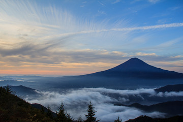 Fototapeta premium 三つ峠から夜明けの富士山