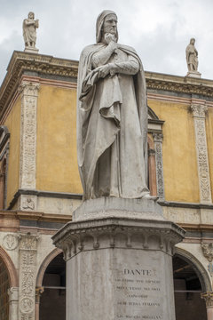Statue Dante Alighieri in Verona, Italien