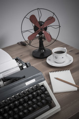 maszyna do pisania na biurku