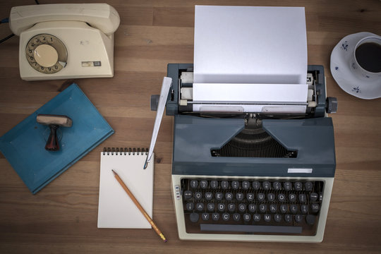maszyna do pisania na biurku