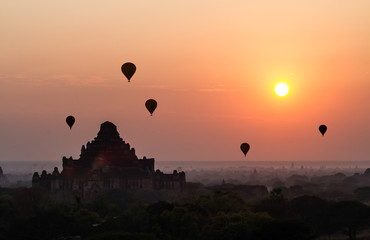Naklejka premium Bagan sunrise