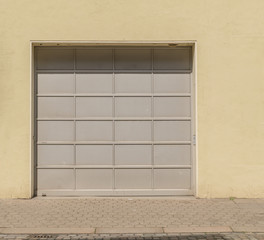 Großes Gor einer Tiefgarage