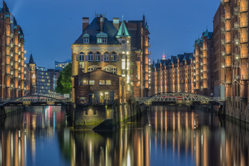 Fototapeta premium Hamburg bei Nacht in der Speicherstadt