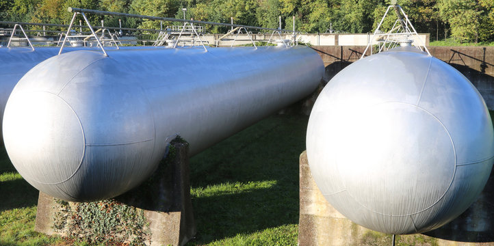 Giant cylindrical tanks for the storage of methane gas for the supply of energy resources of the city