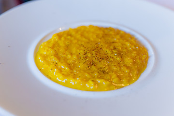Safran risotto on white plate