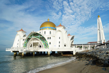 Fototapeta na wymiar Malacca Straits Mosque (Masjid Selat Melaka)