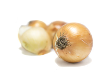 Brown onions isolated on white background. selective focus