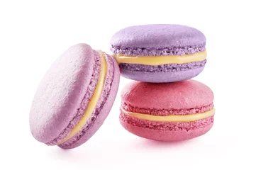 Photo sur Aluminium Macarons Biscuits aux amandes français colorés macarons ou macarons isolés sur fond blanc