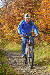 Obraz premium Mountainbiken in herbstlicher Natur