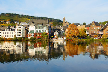 Stadt Traben-Trarbach an der Mosel im Herbst, bekannt für ihren Wein und die Jugendstilbauten

