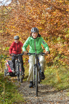 gutgelaunte Familie beim Radfahren im Herbst