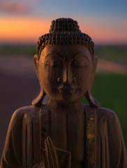 buda de madera meditando al amanecer