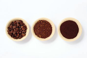 Kaffee, verschiedener Mahlgrad und ganze Bohnen