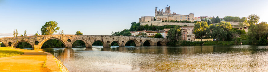 Fototapeta na wymiar Panorama du Pont Vieux et la Cathédrale Saint-Nazaire sur l'Orb à Béziers, Hérault, Occitanie, France