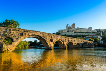 Fototapeta premium Pont Vieux sur l'Orb à Béziers, Hérault, Occitanie en France