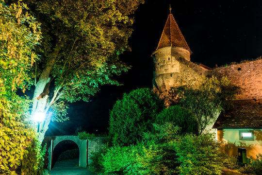 Wehrturm der alten Burg - dem &auml;ltesten Stadttor von Rothenburg ob der Tauber bei Nacht