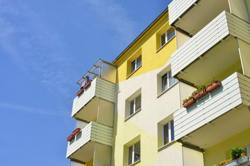 Plattenbau Immobilie freundlich renoviert mit Balkonen