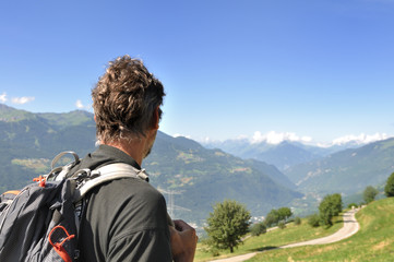 randonneur regardant la montagne