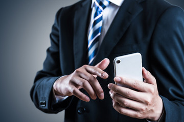 スマートフォンを操作する男性