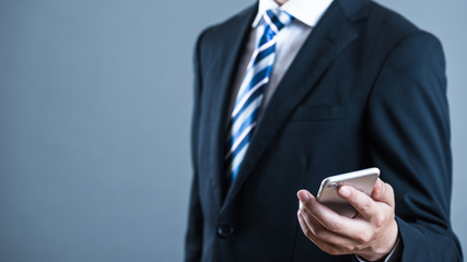 スマートフォンを操作する男性