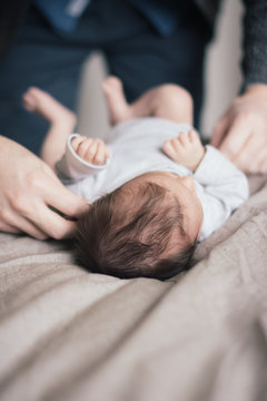 bebe nouveau n&eacute; avec ses parents petite t&ecirc;te