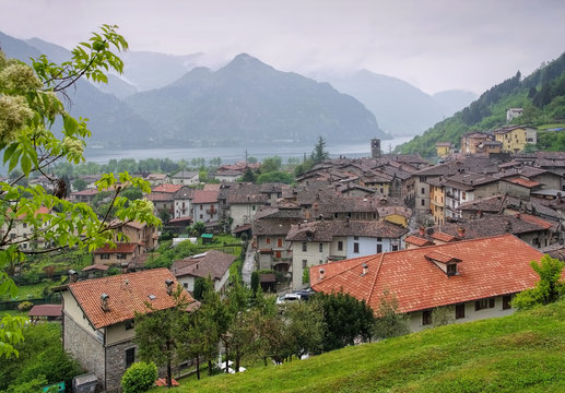 Anfo am Idrosee in Oberitalien - town Anfo Lake Idro, Lombardy