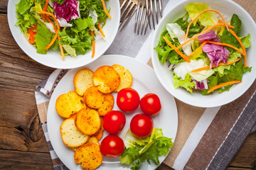 Mixed salad with croutons.