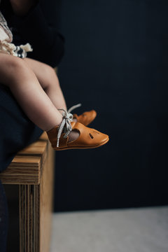 jambes b&eacute;b&eacute; avec sa maman et petit chaussons pieds 