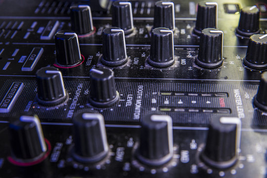 Dettaglio di mixer equalizzatore professionale per dj 