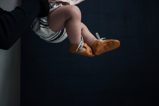 jambes b&eacute;b&eacute; avec sa maman et petit chaussons pieds 