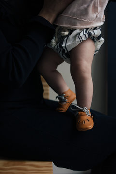 jambes b&eacute;b&eacute; avec sa maman et petit chaussons pieds 