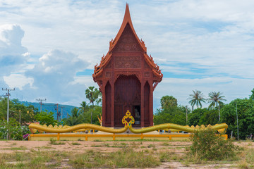 Obraz premium Ao Noi teak wood temple. Carved wood exterior of Wat Tham Phra Buddhist temple near Prachuap Khiri Khan City of Thailand