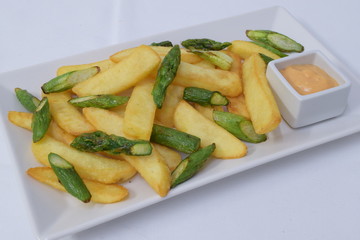 Pommes frites mit frittiertem Spargel