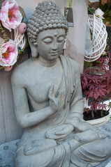 détail bouddha en décoration chez un fleuriste dans la rue 