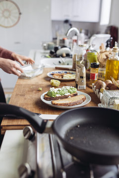 en cuisine plan de travail rempli d'ingr&eacute;dients 