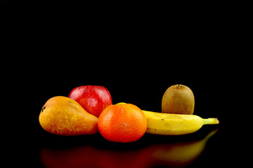 Obst-Mix - Verschiedenes Obst vor schwarzem Hintergrund mit Textfreifeld