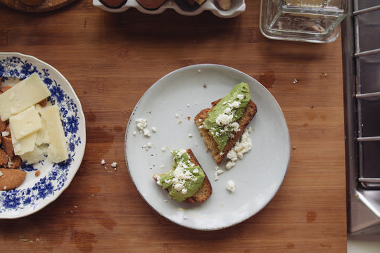 en cuisine assiette toast avocat petit-d&eacute;jeuner healthy