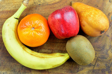 Obst-Mix - Verschiedenes Obst auf einem Holzbrett