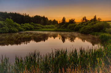 Fototapeta na wymiar Teich mit Sonnenuntergang im Harz