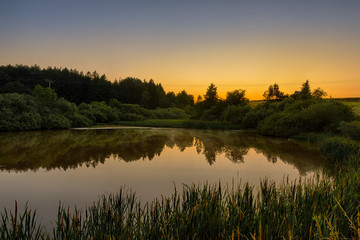 Fototapeta na wymiar Teich mit Sonnenuntergang im Harz