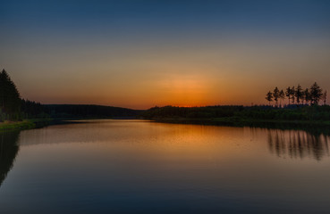 Fototapeta na wymiar Sonnenuntergang am See im Harz