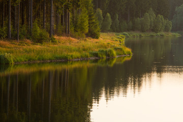 Obraz premium Sonnenuntergang am See im Harz