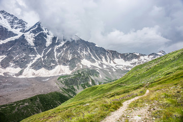 Obraz premium Trekking route with a border control post leading to Georgian border in Caucasus mountains, Russia.